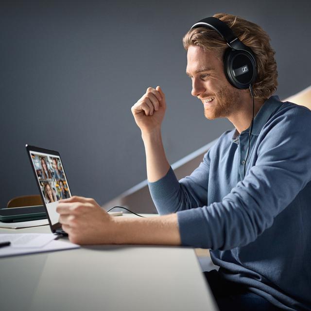 HD 569 Closed Back Over Ear Headphones